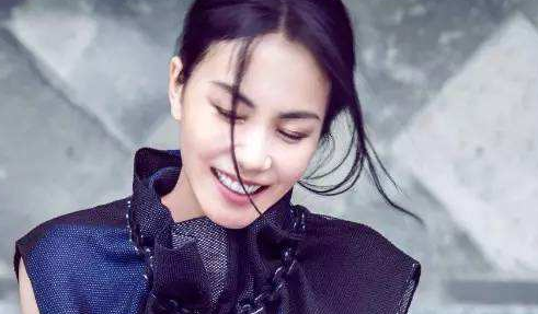 王菲左手无名指的戒指是谢霆锋送的吗?