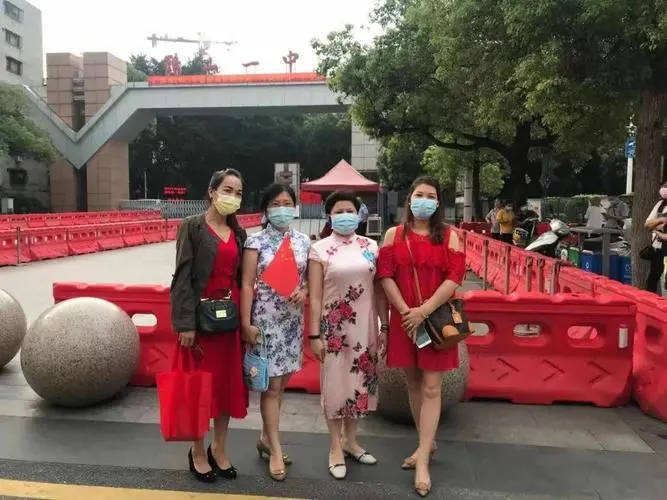 考点门口,考生家长们身穿艳丽旗袍,这样子有何寓意?