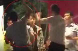 醉酒男暴打女民警违反了什么法律?