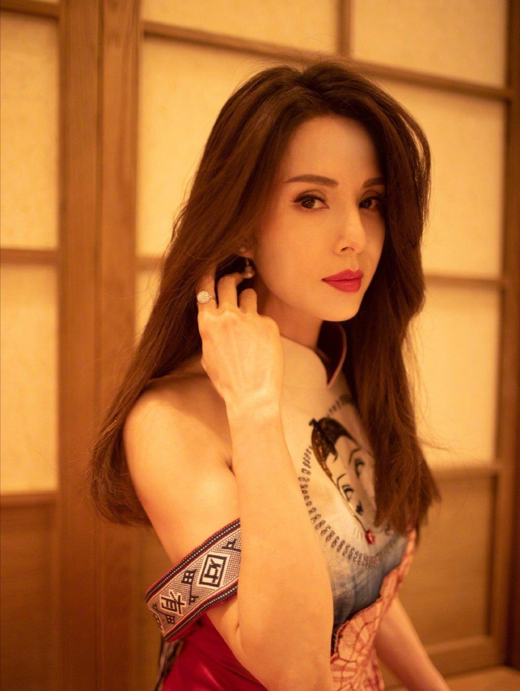 李若彤发长文谈女性经济独立,网友对此有何评价?