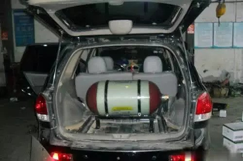 汽车改气能划多少钱一公里,是小车,烧油在4毛5左右。改气费用如何,是否伤车?有无政策限制?