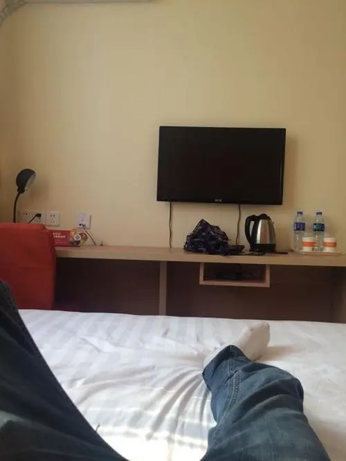 关于厦门如家酒店房间藏摄像头一事,酒店经理是如何回应的?