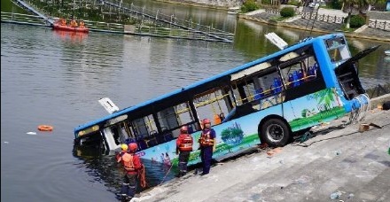 安顺公交车坠湖事故已救出18人,其中有多少高考学生?