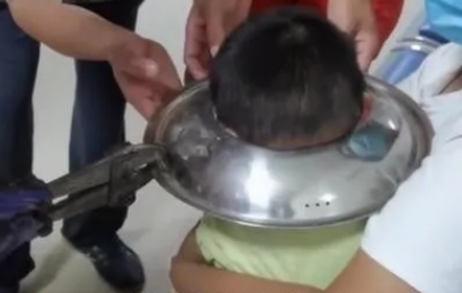 男孩脑袋卡进锅盖取不下来,消防员是如何帮忙的?