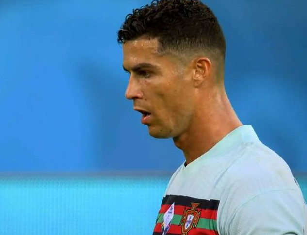 C罗怒摔队长袖标,是什么让他感觉到了如此失望?