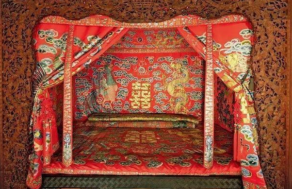 乾隆12岁结婚,怎么懂得房中之事?