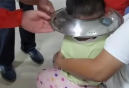 男孩脑袋卡进锅盖取不下来,消防员是如何帮忙的?