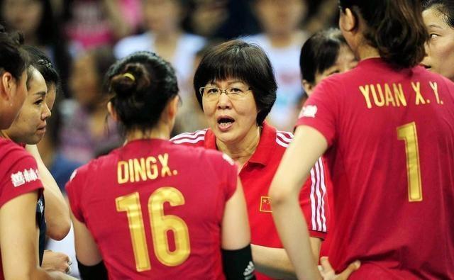 女排姑娘流泪鞠躬致谢郎平,如何评价郎平的执教生涯?