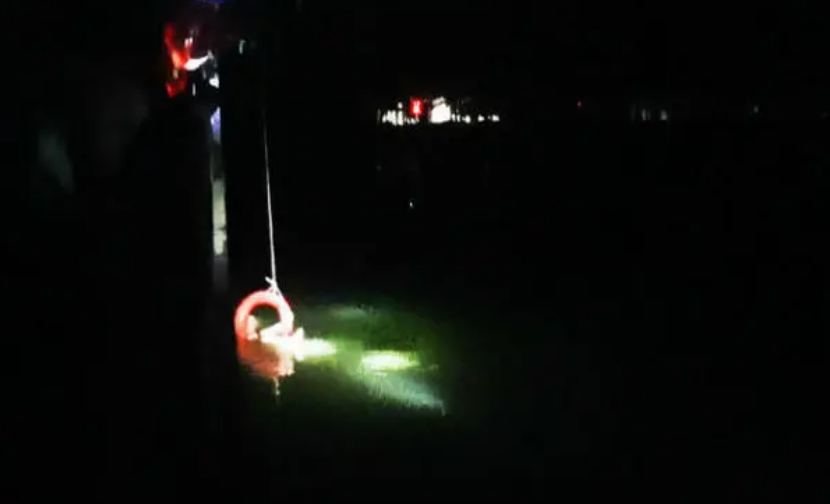 机智!河南女子意外落水直接水面躺平自救,这是什么原理?