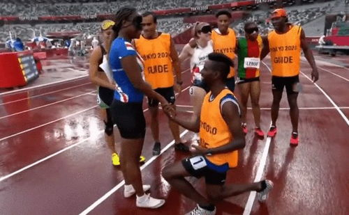 东京残奥会浪漫一幕,陪跑员雨中跪地求婚女选手,你对此有何感触?