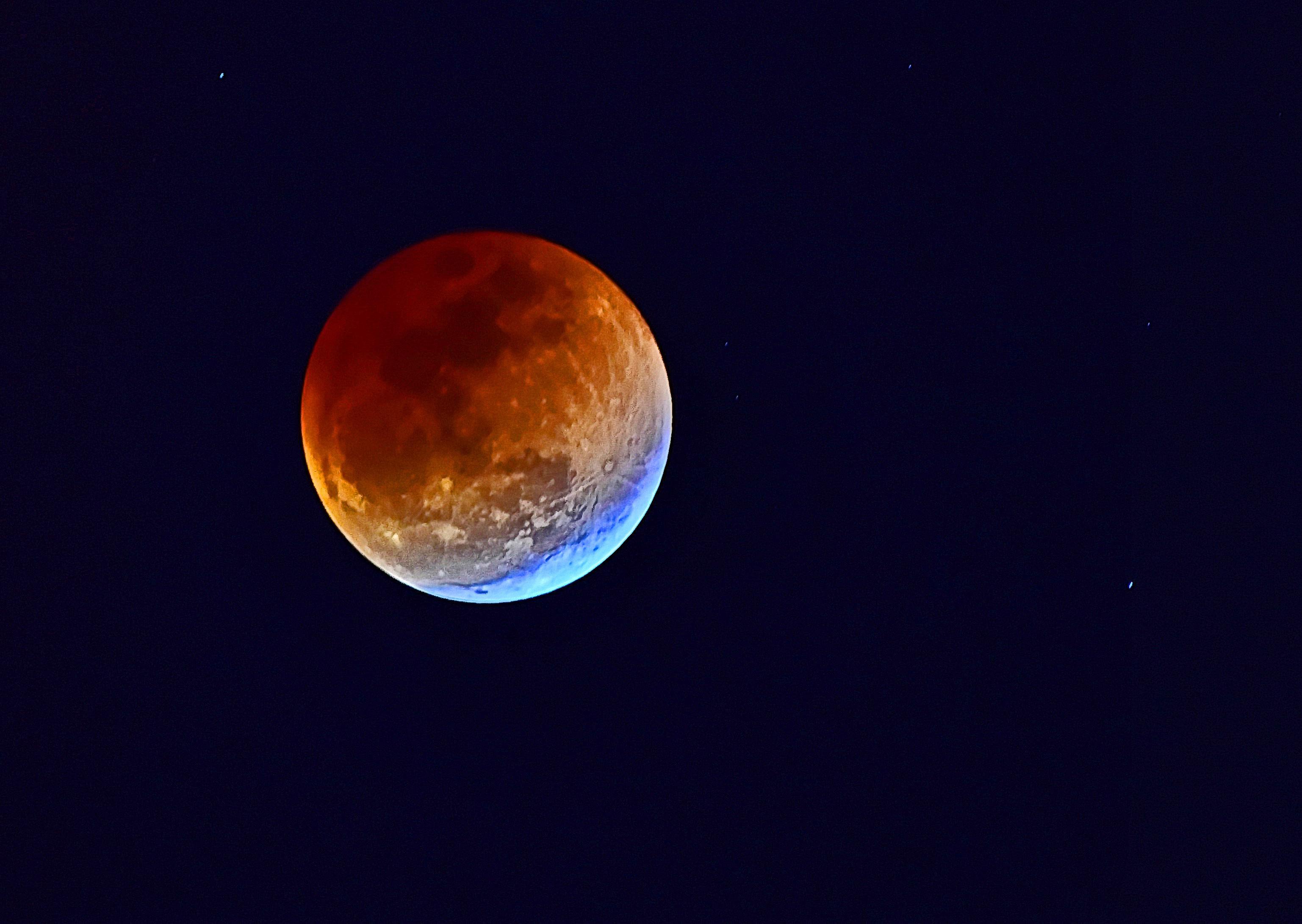 如何看待美加州出现血红色满月这件事?