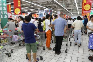 上海人台风天排长队买月饼,市民们需做好哪些防范?