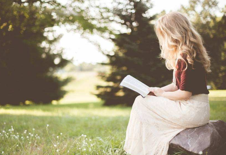 《爱》这首由爱尔兰诗人罗伊.克里夫特写的诗,诗的内容是什么?