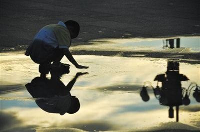 触摸地面。英语怎么说?