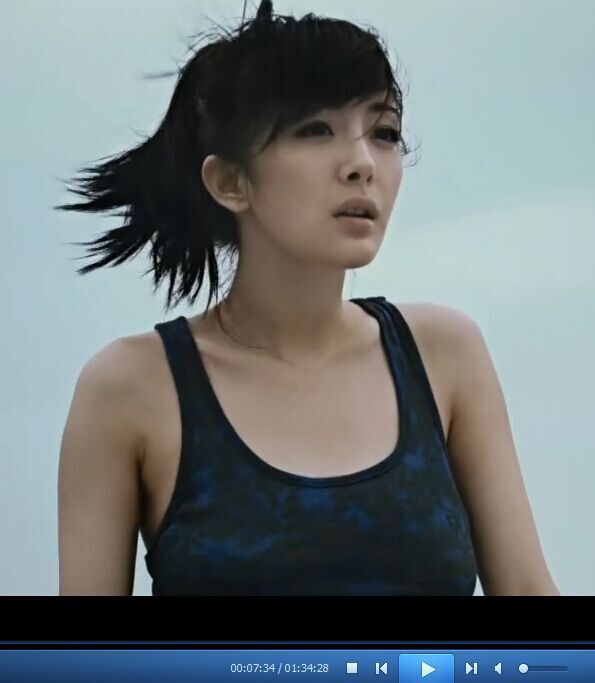 杨幂左肩膀上有颗痣