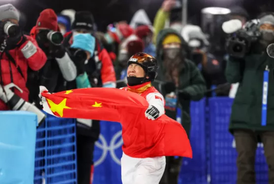 徐梦桃领奖时笑着流泪,亲吻金牌对观众比心,她为了这场比赛有多辛苦?