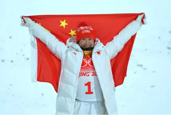 徐梦桃领奖时笑着流泪,亲吻金牌对观众比心,她为了这场比赛有多辛苦?