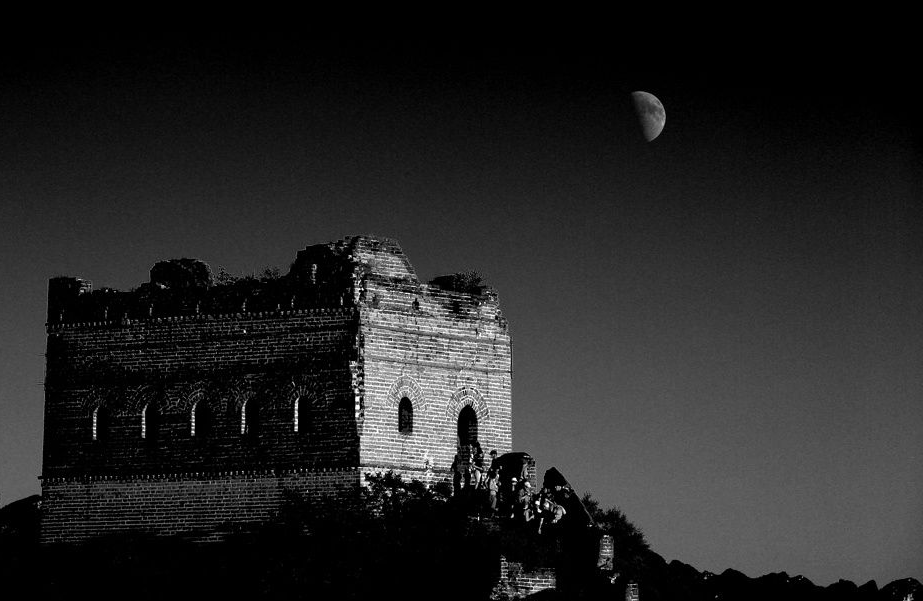 为什么会说秦时明月汉时关,明月和关分别是什么意思?