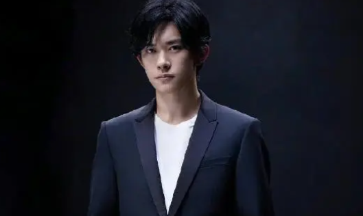 易烊千玺放弃入职国家话剧院,对他来说意味着什么?