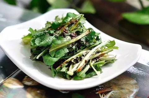 许多地方在小满这一天有吃什么菜的习俗?