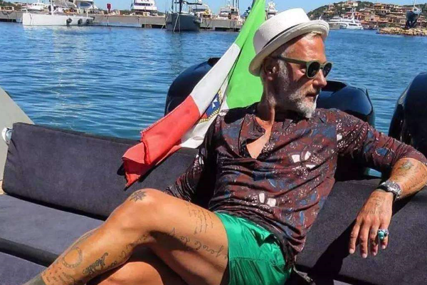 “50岁的年纪,20岁的身材,几亿的资产”,这个意大利男子是谁?