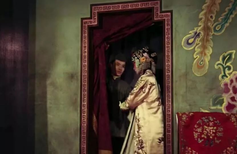 检场是指负责提词的人吗?