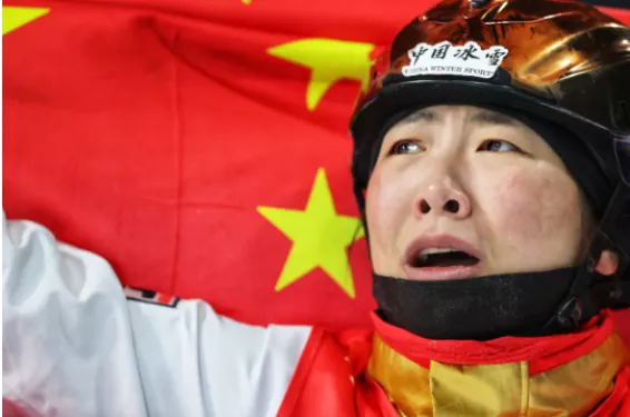 徐梦桃领奖时笑着流泪,亲吻金牌对观众比心,她为了这场比赛有多辛苦?