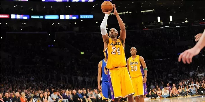 科比当时被琼斯垫脚,这是导致他跟腱撕裂的原因吗?