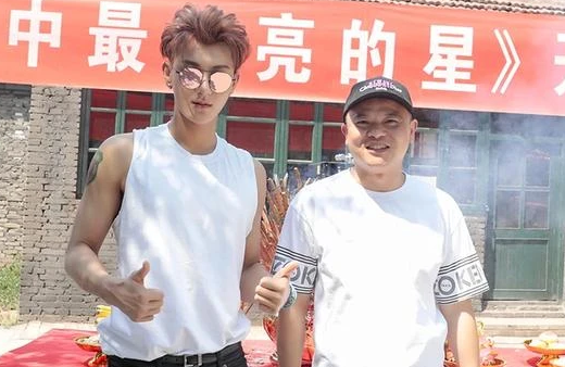 黄子韬爸爸是谁