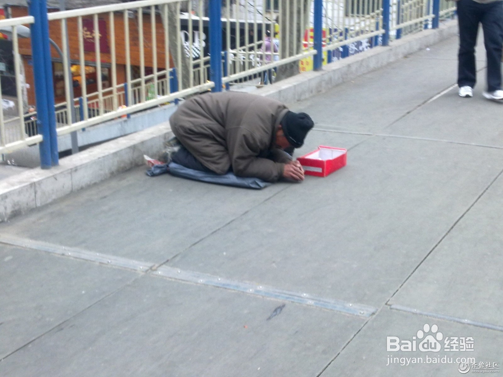 遇到一个乞讨的老人，该怎么办啊