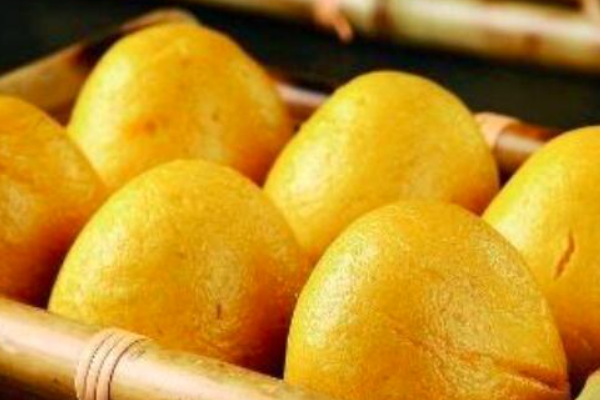 手里捧着窝窝头,菜里没有一滴油是什么意思