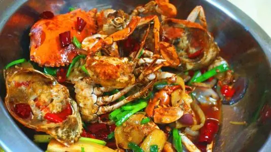 做爆炒香辣蟹的时候怎么处理才能去除螃蟹的腥味？