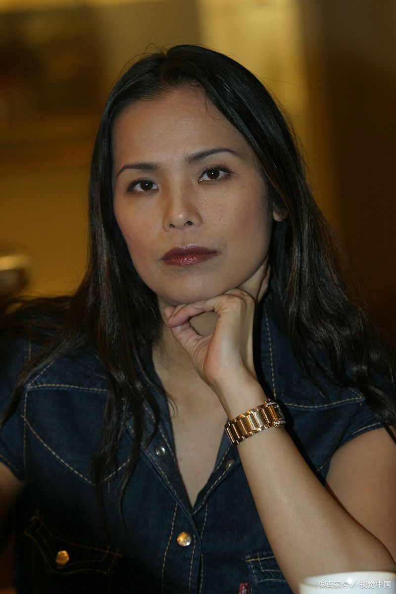 一代歌后韦唯，与恩师李谷一交恶10年，让她巅峰时远嫁国外，是何恩怨？