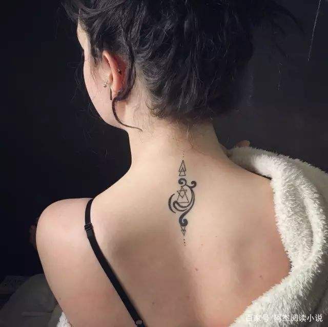 在美国有人脸上雕刻眼泪是什么原因?