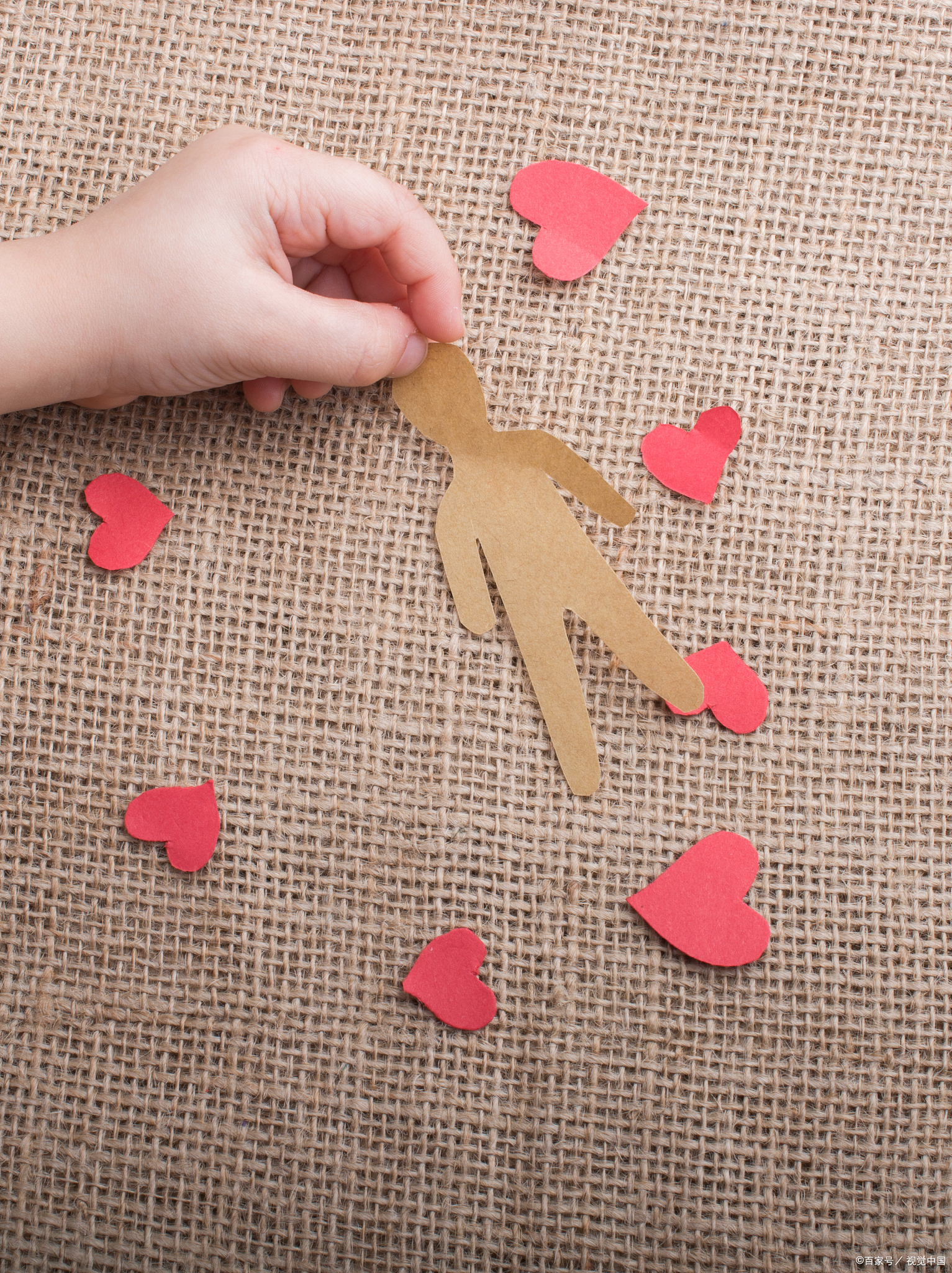 男生很明确的说不喜欢你，但是一直找你聊天是为什么呢？