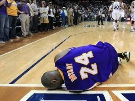 科比当时被琼斯垫脚,这是导致他跟腱撕裂的原因吗?