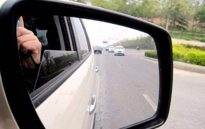 倒车看倒车影像还是后视镜?