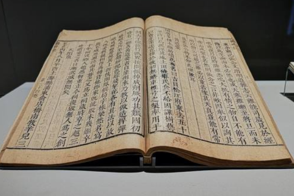 金鳞岂是池中物，一遇风云便化龙什么意思