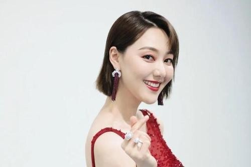 中央电视台的美女主持王冠结婚了嘛？她老公也是主持人嘛？