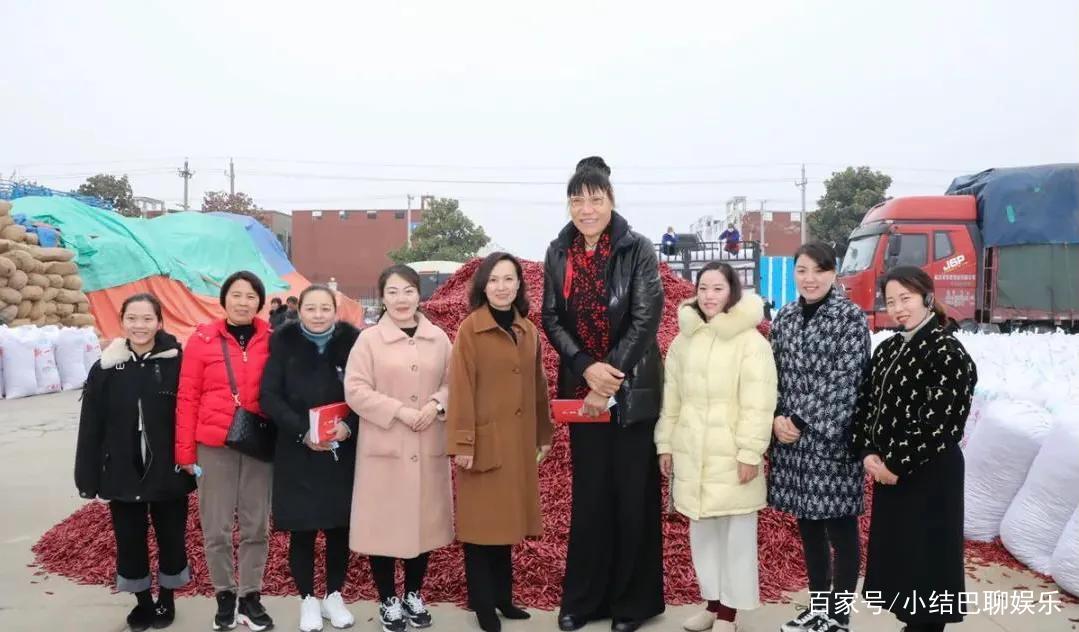 53岁女篮巨人郑海霞双腿弯曲无子女陪伴,是咋了?