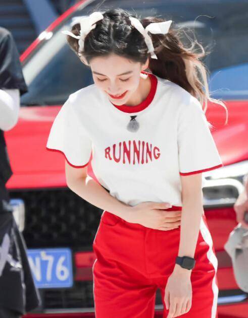 《奔跑吧》新疆路透，Angelababy白鹿双马尾造型你更喜欢谁？