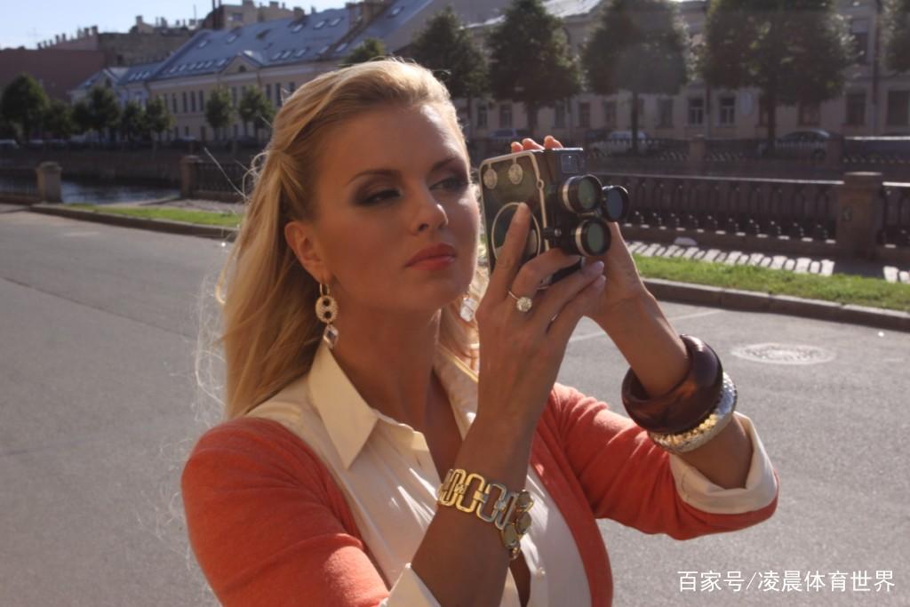 俄体操美女因身材太好被迫退役,进娱乐圈大红大紫,她是谁呢?