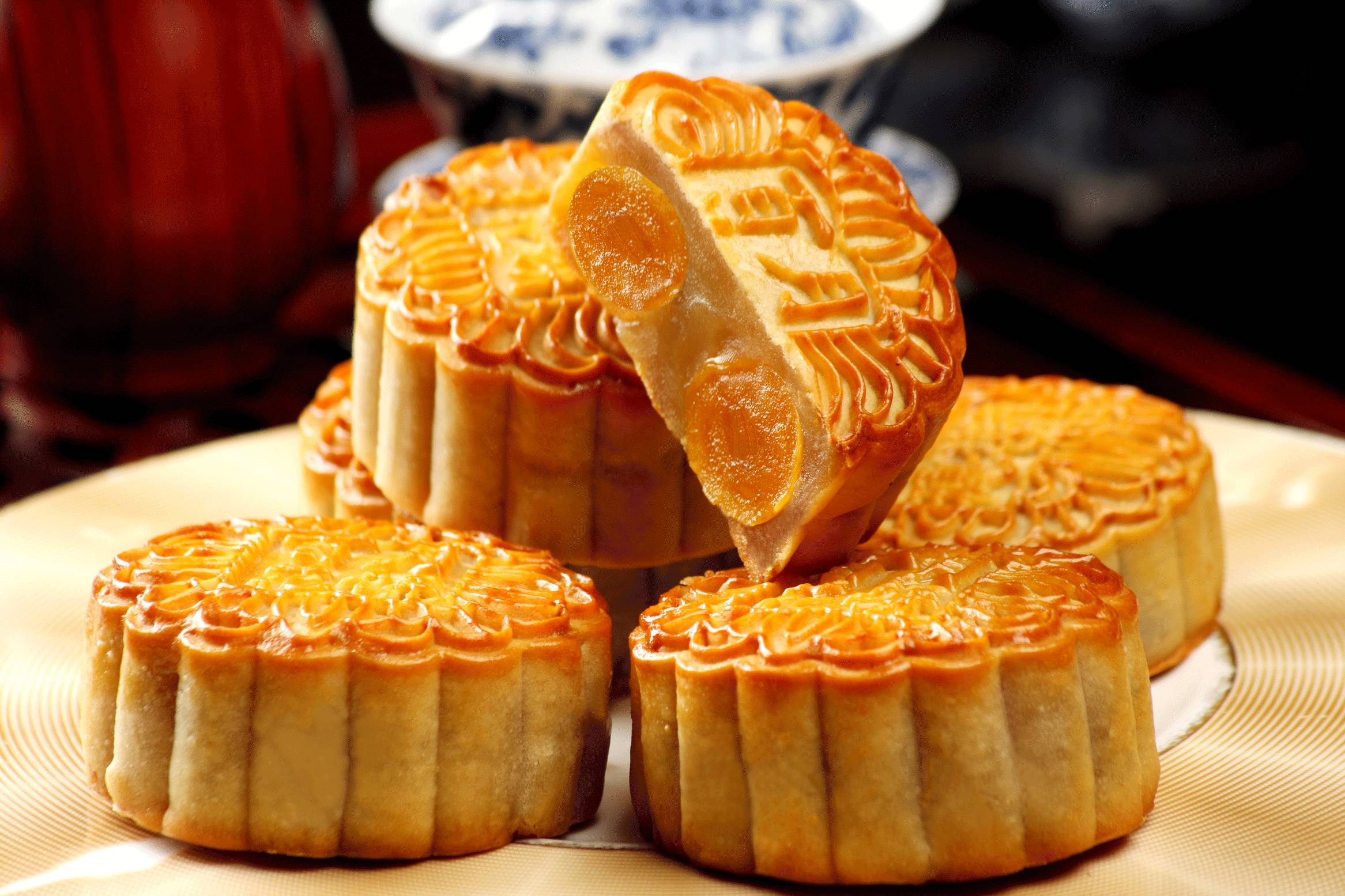 南方妻子切蛋糕式吃月饼惊呆丈夫,南方人吃月饼和北方人吃月饼有何不同?