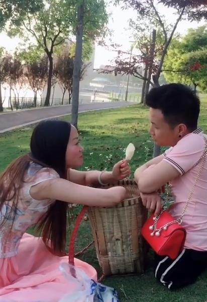 成都“连体”夫妻，终究是被现实打败，他们已经离婚了吗？