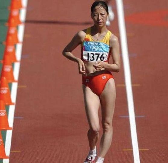 奥运冠军王丽萍为什么没有国旗?