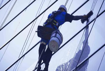 江苏工人高空作业安全绳疑被割断，具体情况如何？