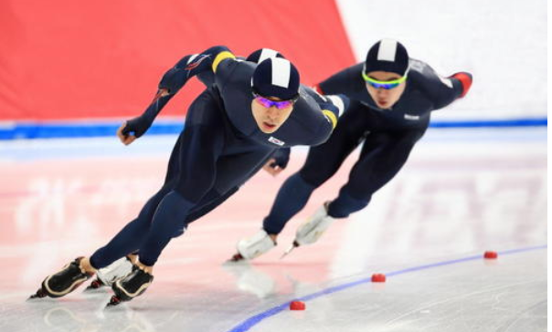 世界上首届男子速度滑冰锦标赛的时间是?