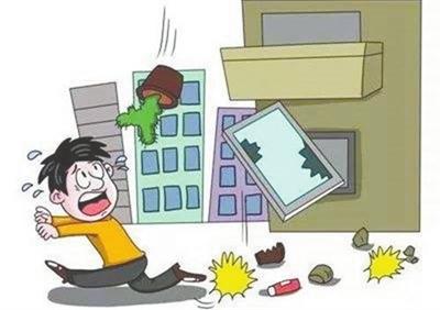 熊孩子28楼扔下大剪刀，老人手臂被砸骨折，家长该如何正确的教育孩子？