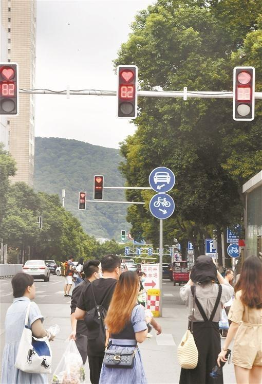 北京街头现爱心形状红绿灯，市民们的反响如何？