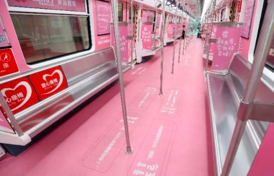 深圳地铁回应车厢雷人标语,为什么要把这些标语贴在公共场合?